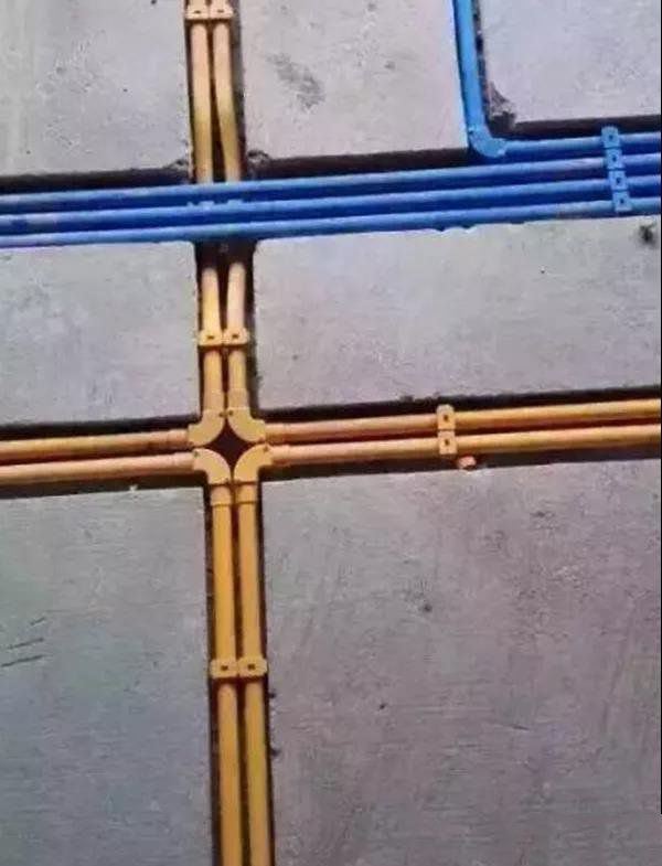 水電這樣布管費(fèi)用當(dāng)然貴，不要被所謂的“規(guī)范”沖昏頭腦！