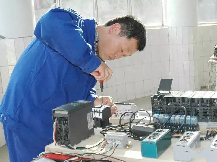老電工也會疏忽大意，那么這個必須讀懂《電工安全操作規(guī)程》