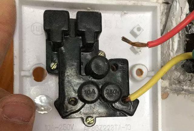 一旦發(fā)現(xiàn)插座電工沒(méi)接地線，就要重視了！別處在危險(xiǎn)不自知！