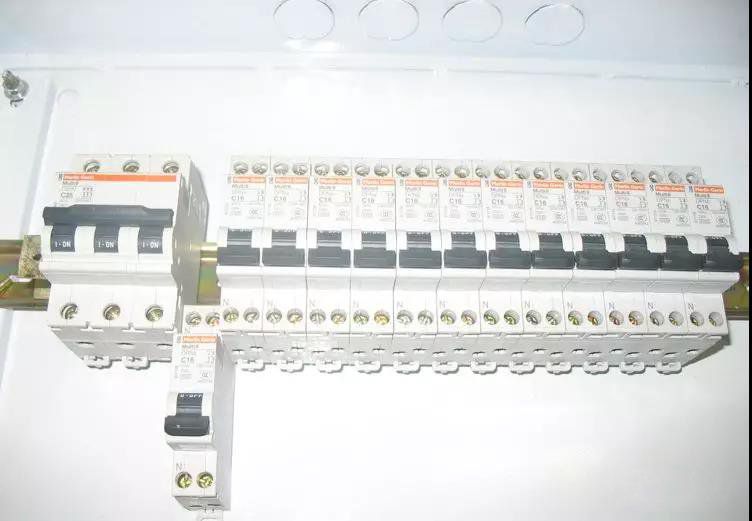 老電工手把手教您如何做好配電箱內部配線，圖文詳解，值得收藏