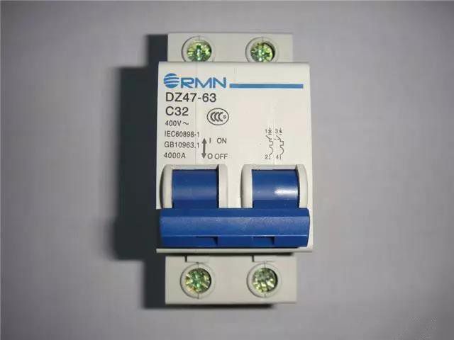 漏電開關(guān)自動跳閘很很煩惱？電工師傅一招解決！